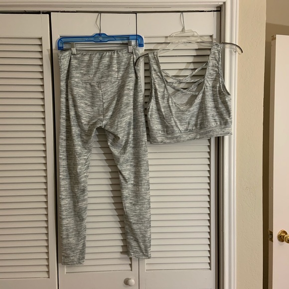 Complete Workout set crop tank and leggings - Picture 5 of 7